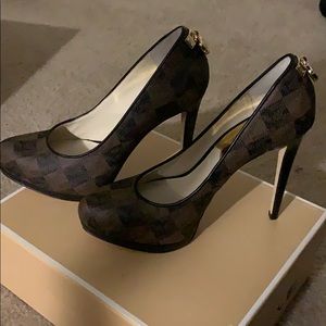 Micheal Kors Hamilton Pump
